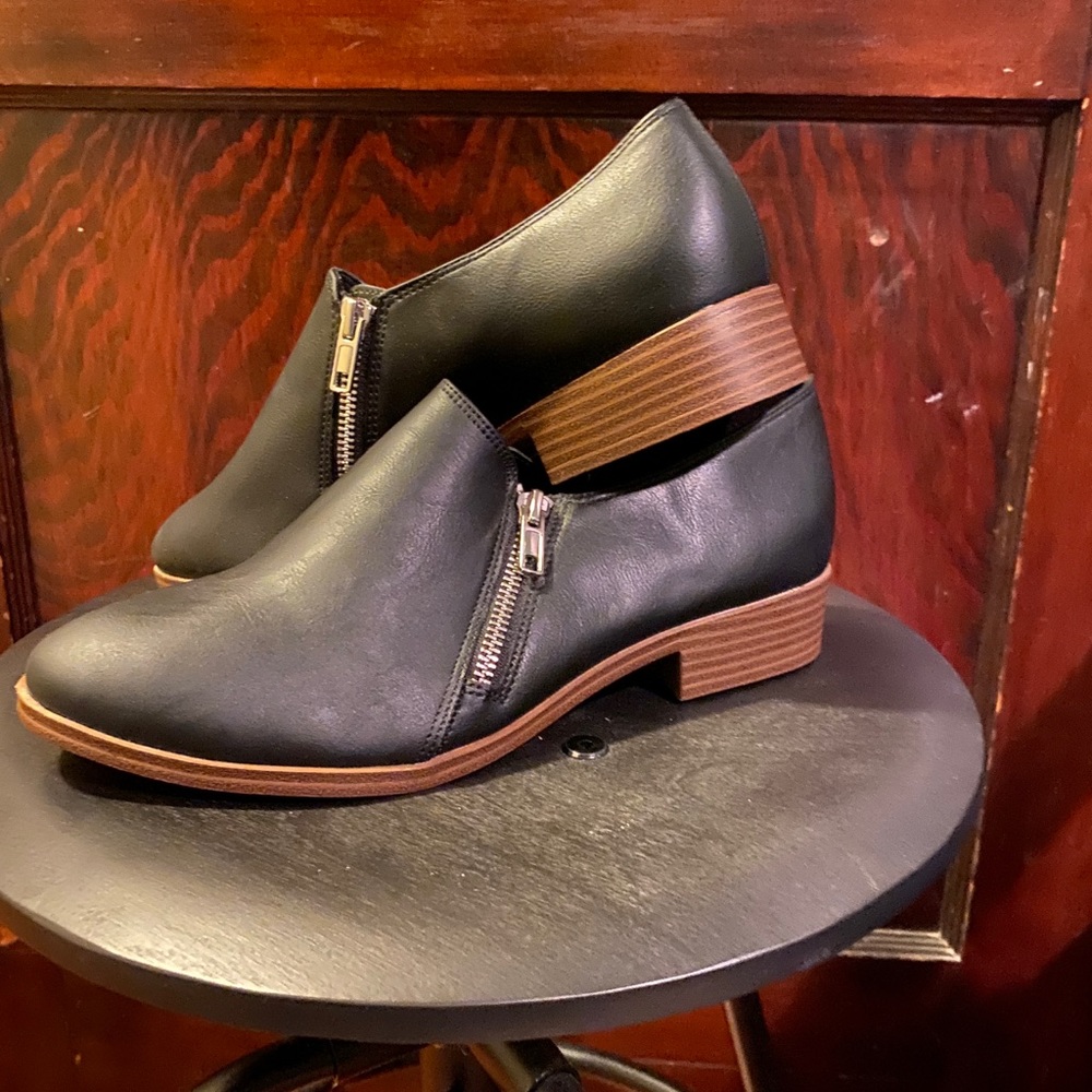 American Eagle black booties